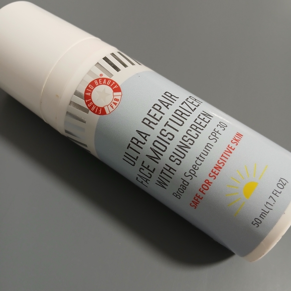 Ultra Repair Face Moisturizer with Sunscreen - Picture 1 of 2